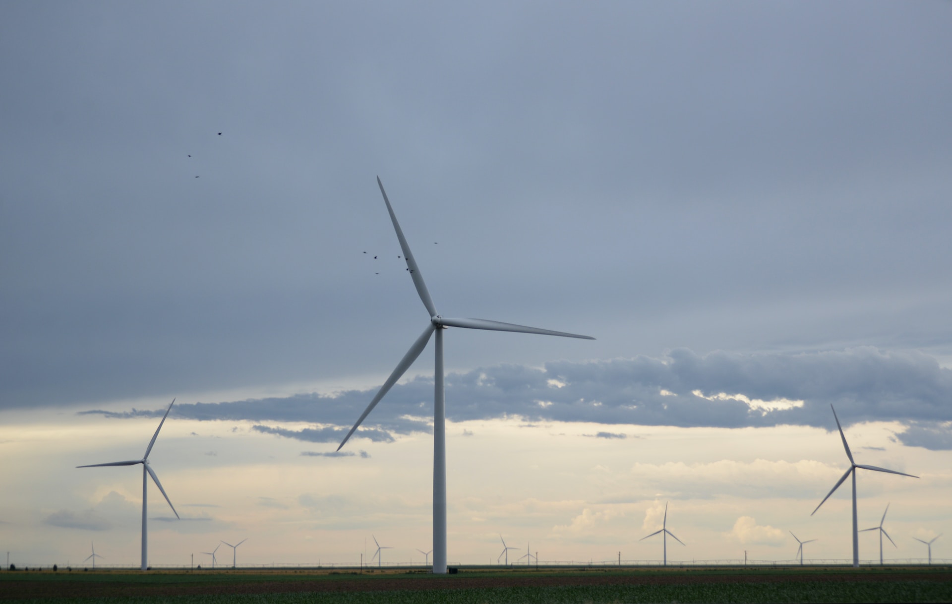 <strong>Figure 1.</strong> A wind farm in Colorado. The Great Plains states have the best onshore wind resources in the U.S. Image courtesy of <a href="https://unsplash.com/photos/YOfp3RjTNHI" rel="noopener noreferrer" target="_blank">Laura Ockel on Unsplash</a>.