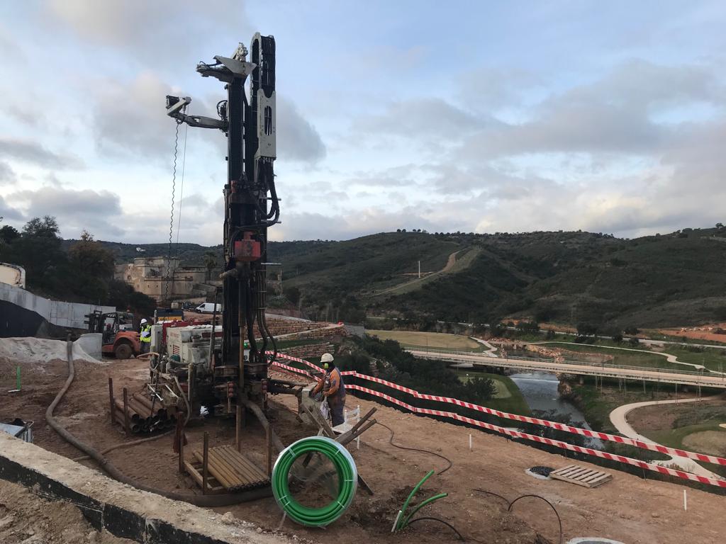 <strong>Figure 1.</strong> Drilling process of a real-world geothermal borehole at an ongoing construction site in Portugal. Image credit: Daniel Muñoz of Sacyr Industrial.