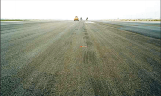 An example of runway marks left after a shimmy event. Photo credit: C.I.A.I.A.C., Madrid, Spain (View full report from C.I.A.I.A.C. here: http://www.fss.aero/accident-reports/dvdfiles/ES/1999-11-07-ES.pdf)