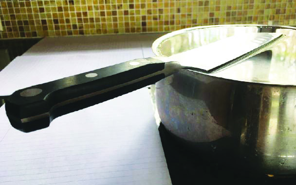 <strong>Figure 1.</strong> A knife balances stably on the edge of a full pot if the blade touches the water.