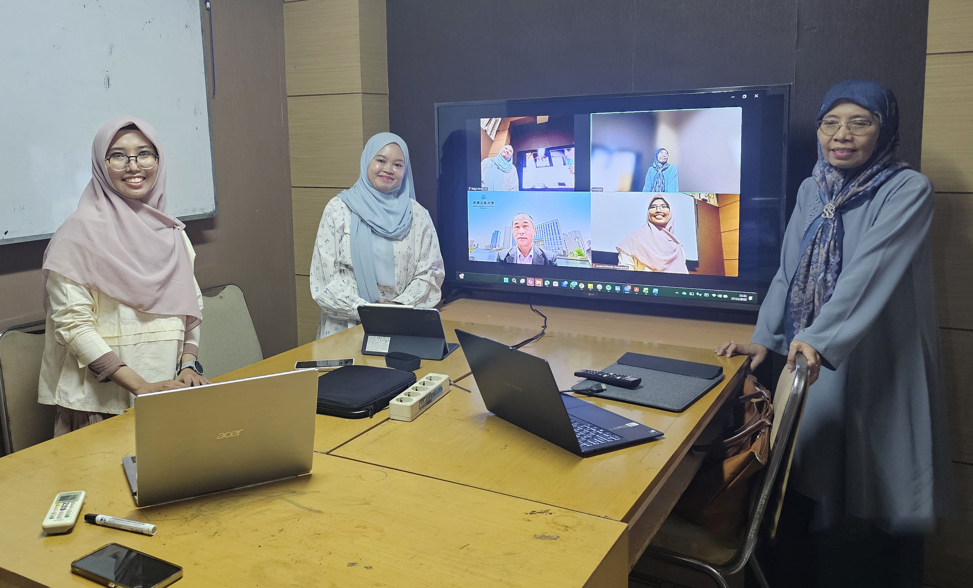 From left to right: Annisa Rahmita Soemarsono, Belgis Ainatul Iza, Zhai Guisheng (on screen), and Mardlijah Mardlijah meet to prepare an article submission. Photo courtesy of Annisa Rahmita Soemarsono.