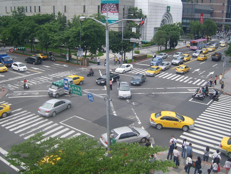 Traffic at Song-shou and Song-chih Intersection in Taipei, Taiwan.Image credit: Wikimedia Commons