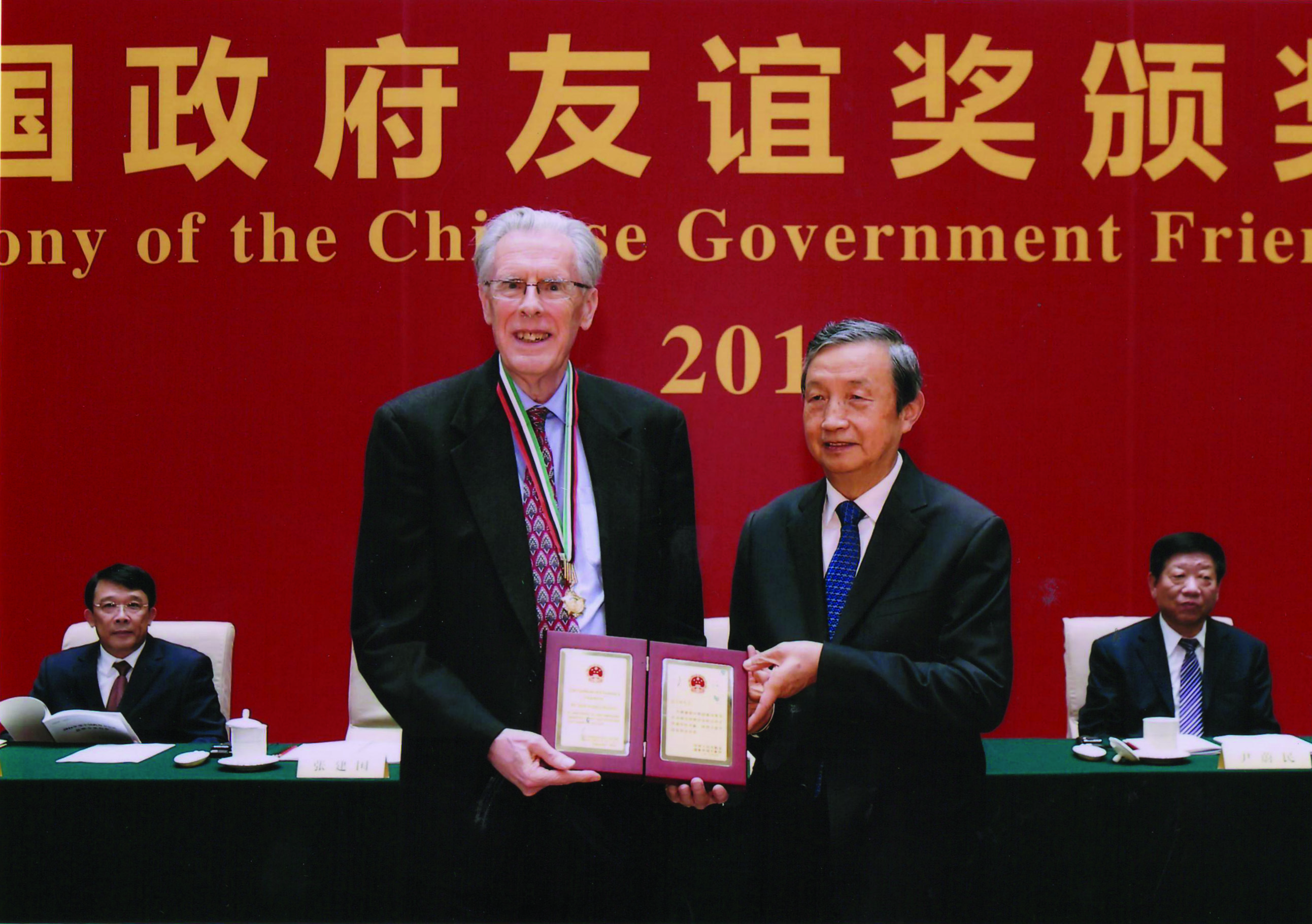 SIAM Fellow John E. Hopcroft (left) receives the Friendship Award from Chinese Vice Premier Ma Kai (right) in September. Photo credit: Official Photo.