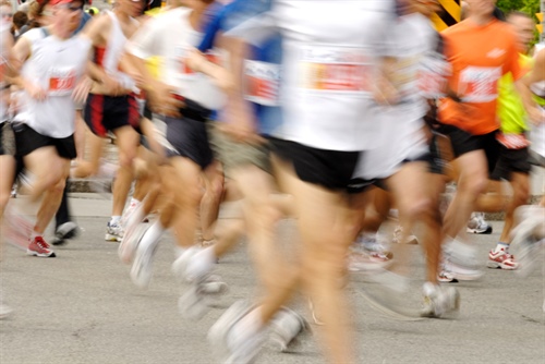 Optimizing running strategies in road races through math.