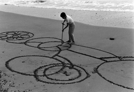The universality of mathematical narrative. Atsuko Tanaka (1932-2005), in her 16mm film <strong>Round on Sand</strong> (Japan, 1968). Copyright 2010 Ryoji Ito and Takehiro Nabekura, courtesy of the Ashiya City Museum of Art &amp; History. Photo by Takehiro Nabekura.