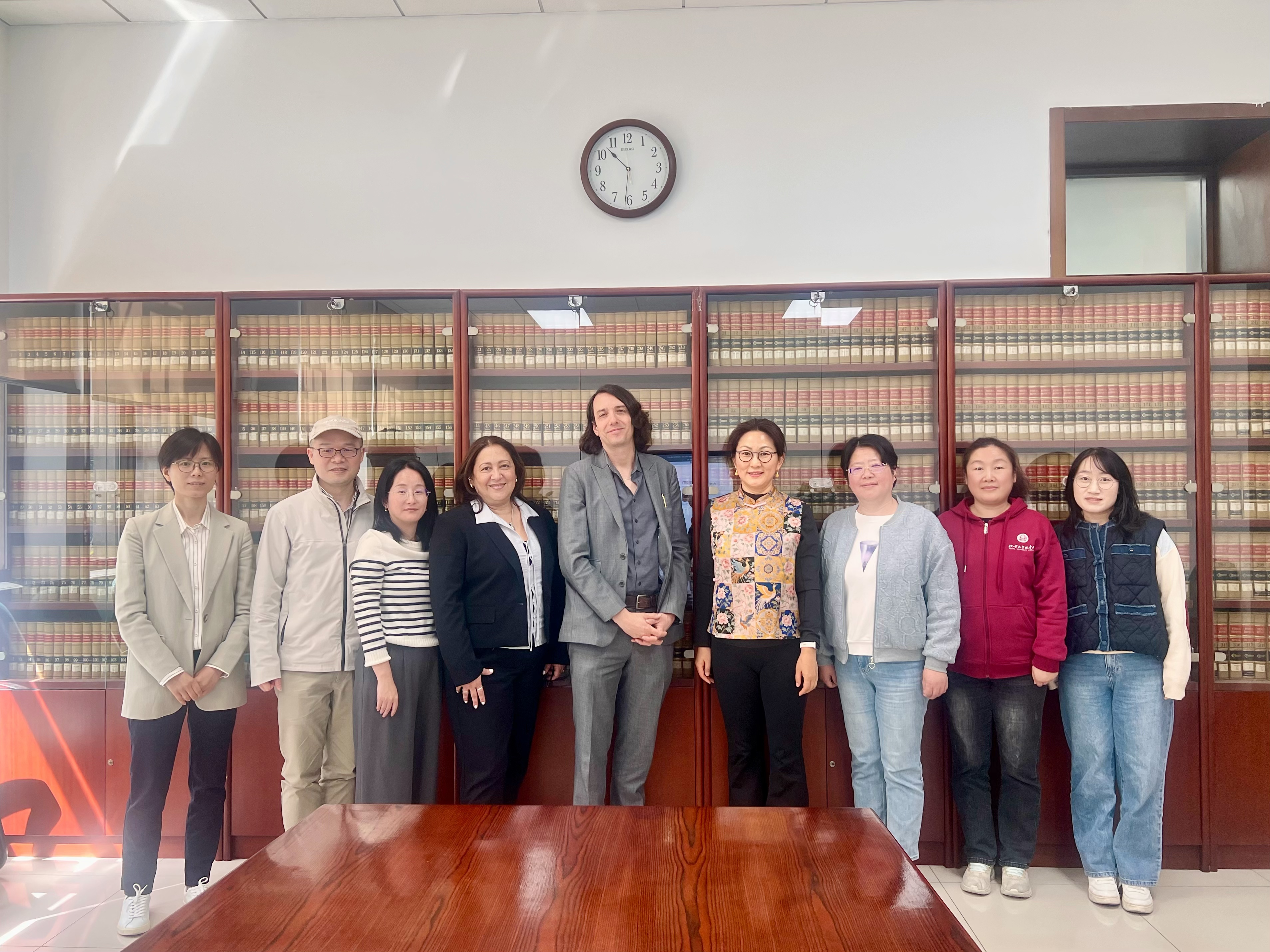 Library visit at Peking University with Deputy Director of Library, Bie Liqian, and her team. From
left to right: Carina Yan, Desmond Tang, Angela Shi, Rosa Perez, Kivmars Bowling, Bie Liqian,
Wang Jing, Feng Xiangyun, Zhang Jie. Figure courtesy of Zhang Jie.
